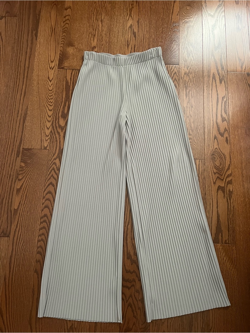 Aritzia Babaton Wide-Leg Pleated Pants in Light Gray